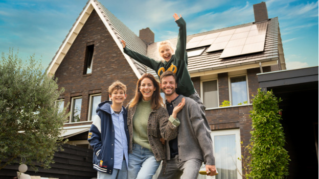 Klant zit op de bank met smartphone