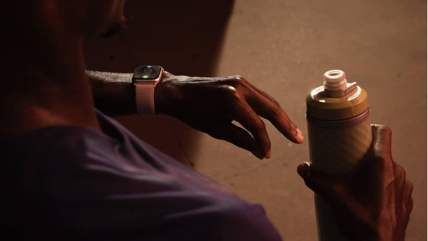 How does Double Tap work on the Apple Watch? - Coolblue - anything for ...