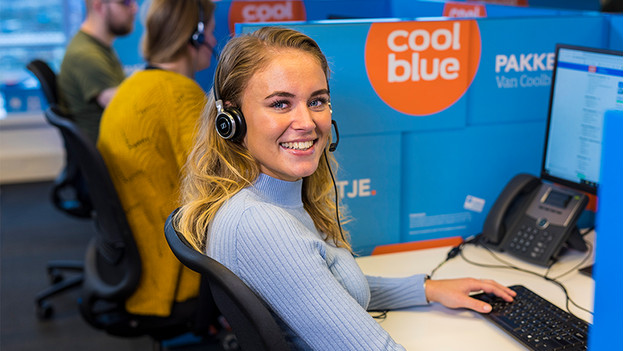 Meisje van de Coolblue klantenservice. 