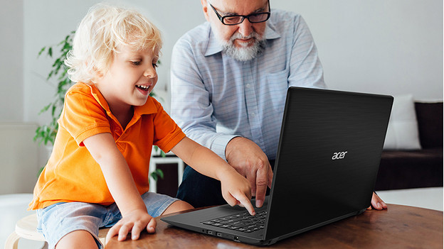 Opa en kind werken achter Acer laptop. 