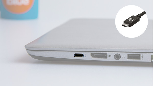 Een laptop met een usb C aansluiting voor het verbinden met een monitor
