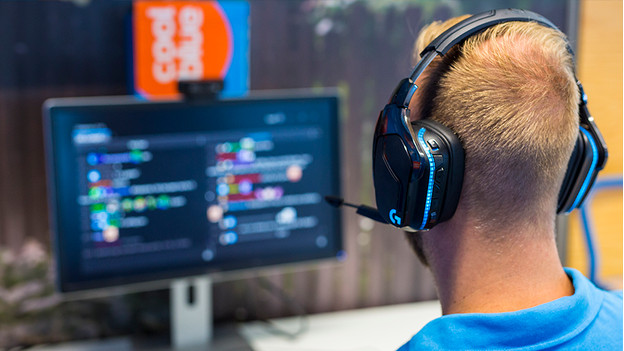 Vlogging and streaming with a webcam: what do I need? - Coolblue ...