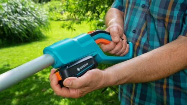 Leaf blower with 18V battery