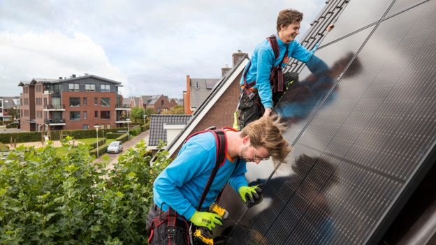 Coolblue installers on the roof