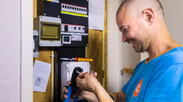 Coolblue employee near fuse box