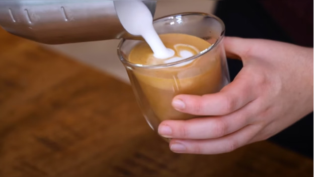 Melkkannetje, MaxMiuly melkkan van roestvrij staal 600 ml/20 oz Milk Pitcher melkopschuimkan Art opschuimkannetje voor de melkopschuimer, cappuccino en latte art, zilverkleurig