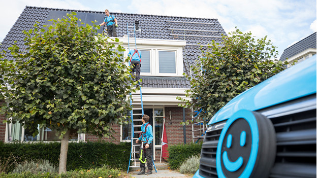 Coolblue zonnepaneel installatie op een schuin dak