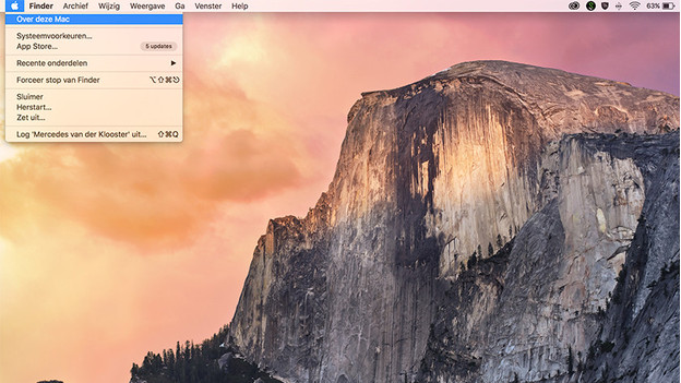 Klik op het Apple icoontje linksboven in je scherm en selecteer vervolgens de optie 'Over deze Mac'.
