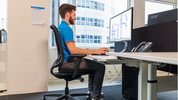 Desk sitting online posture