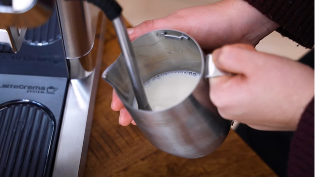 How do you froth milk with a steam wand? - Coolblue - anything for