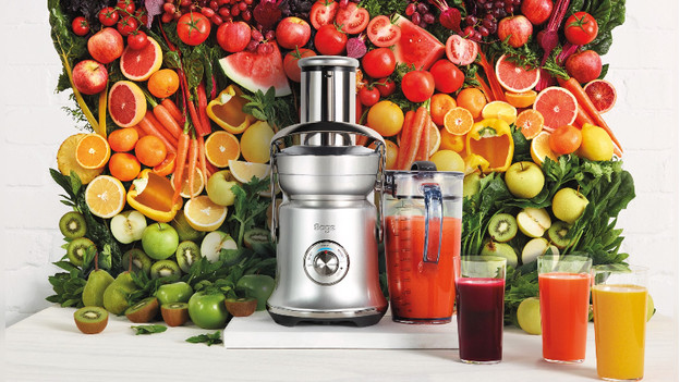 juicer met vruchten en sap