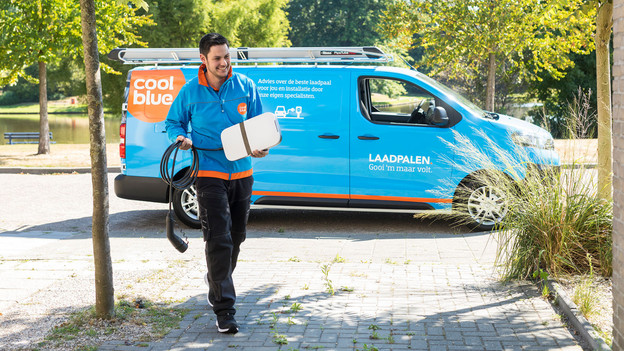 Coolblue installateur met BlueBuilt laadpaal