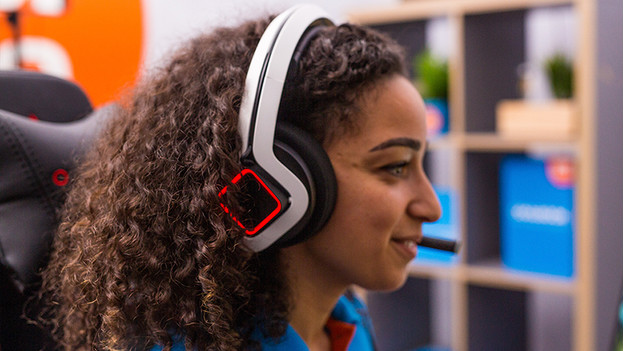 Vrouw met gaming headset. 