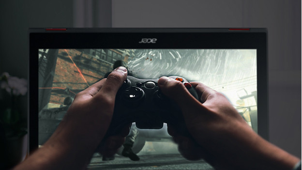 Acer Nitro gaming laptop met controller. 