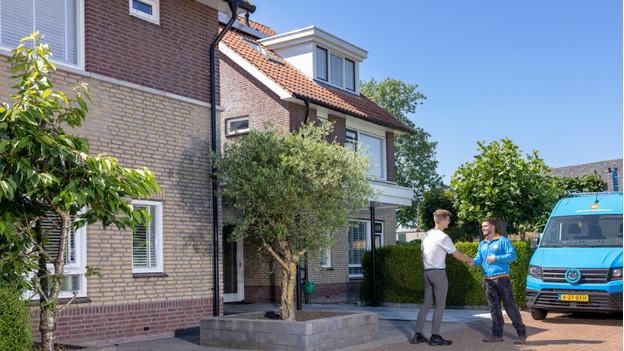 Mannen schudden elkaar de hand