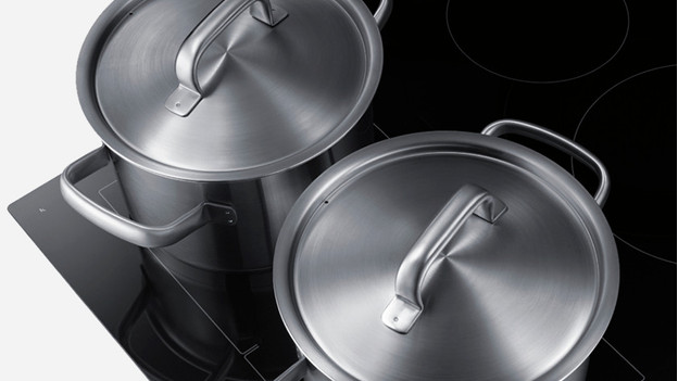 Twee pannen op kookplaat