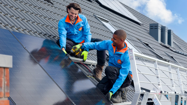 Coolblue'ers installeren zonnepanelen