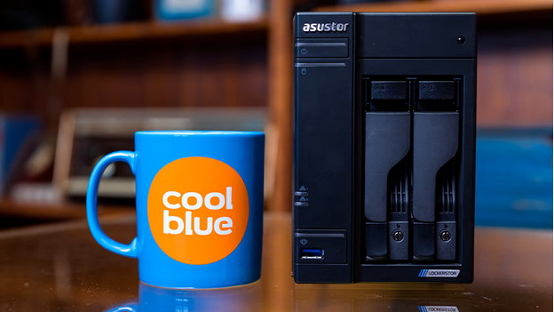 Coolblue mug next to NAS