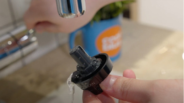 Reinig de losse onderdelen