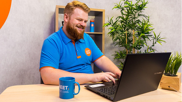 Aan het genieten van een goed werkende laptop.