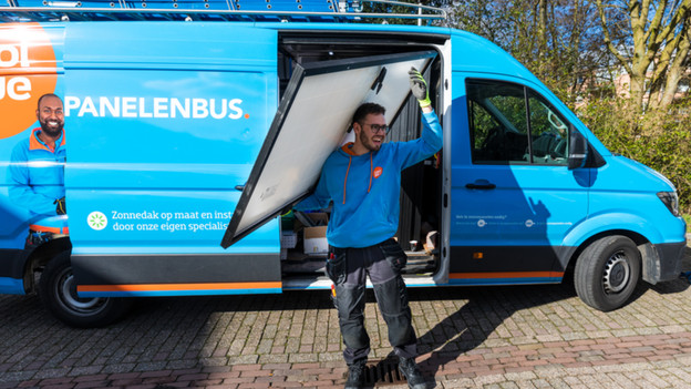 Coolblue medewerker met zonnepaneel