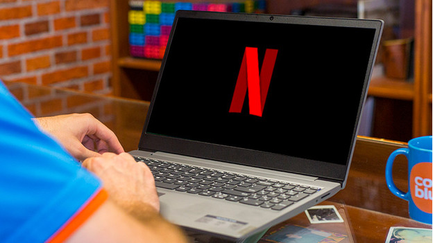 Expert watches Netflix via a DLNA-connected laptop