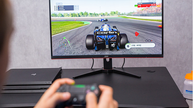 F1 2019 op PlayStation 4 en gaming monitor. 