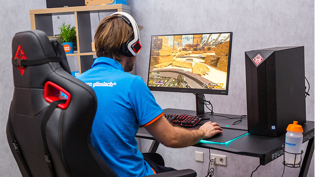 Specialist aan het gamen op een VA gaming monitor