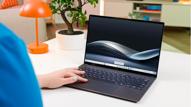 Laptop op bureau