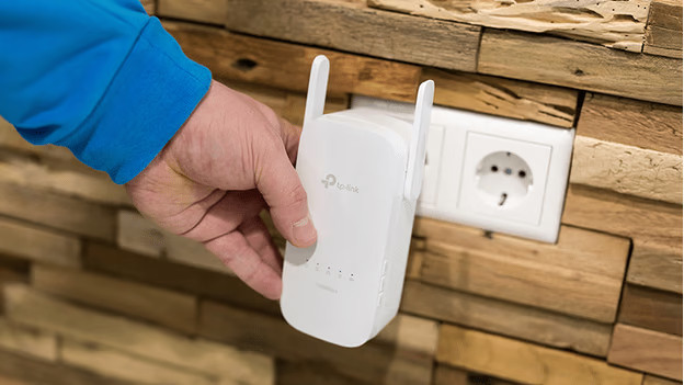 Powerline adapter in het stopcontact stoppen