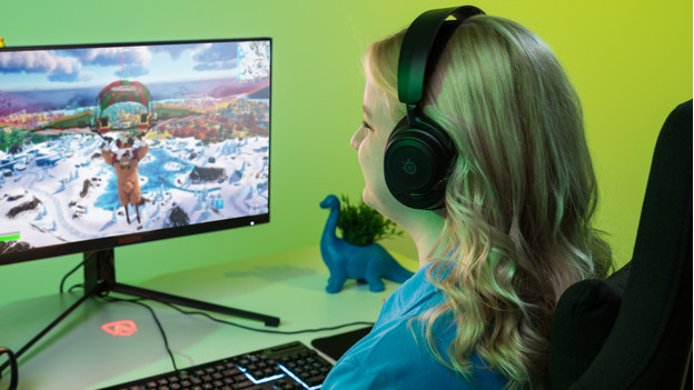 Meid speelt Fortnite op pc met headset 