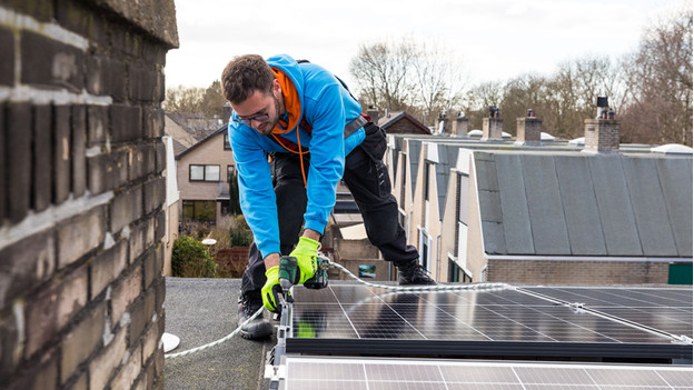 Zonnepanelen installatie plat dak