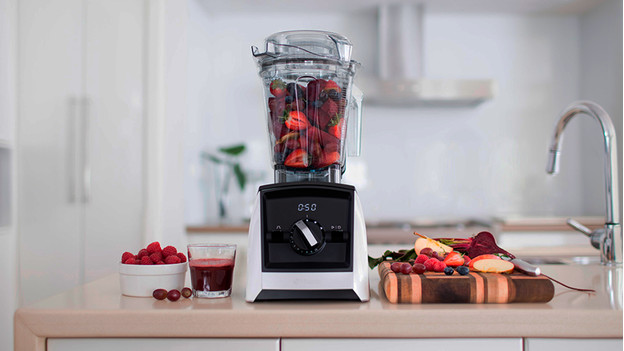 Smart blender with red fruit