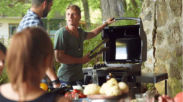 Houtskoolbarbecue in de tuin