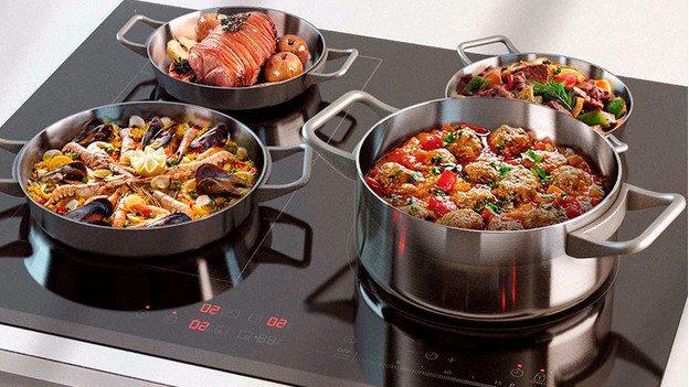 Een kookplaat met pannen met eten