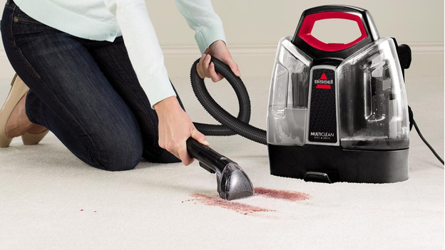 Remove stains with a steam vacuum cleaner