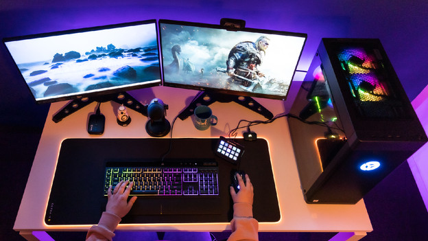 Jongen speelt Apex Legends op HP Omen gaming desktop setup. 