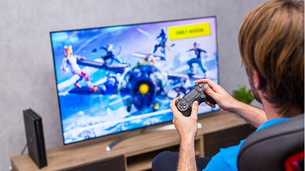 Fortnite op PlayStation 4 en televisie. 