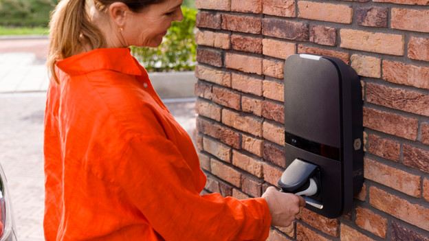 Customer charges with a BlueBuilt charging station