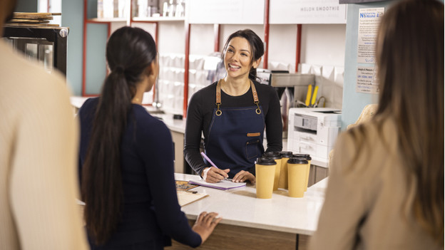 vrouw in winkel met brother printer