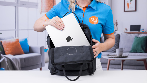 Specialist doet MacBook Air in haar tas.