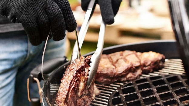 Vlees omdraaien met BBQ gereedschap