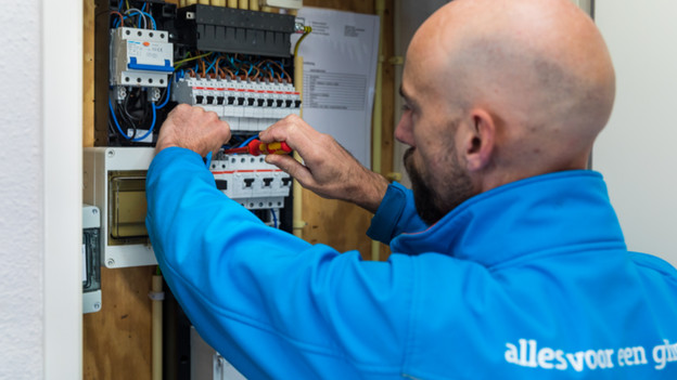 Coolblue adjusts fuse box