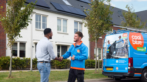 Coolblue shakes hand with solar panel customer