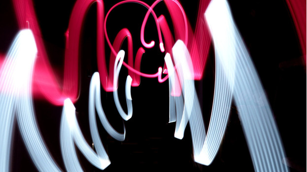 Light painting met rood en wit licht.