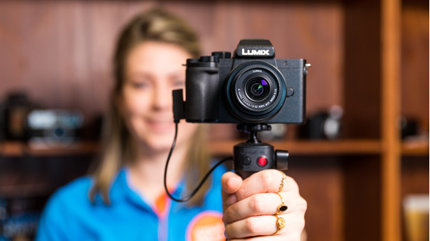 Expert review of the Panasonic Lumix G100 - Coolblue - anything for a smile