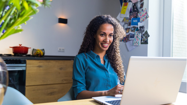 Klant achter computer