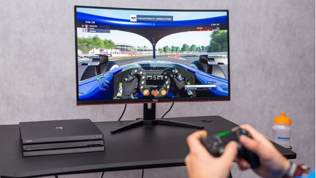 Specialist speelt F1 op een AOC gaming monitor via een PS4 