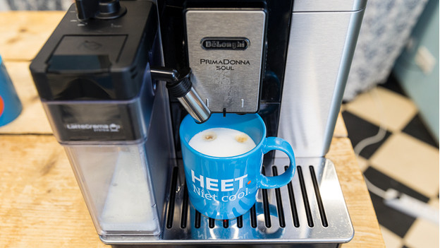 Huiskamer Bewolkt Aanbeveling Hoe schuim je melk op met een volautomatische koffiemachine? - Coolblue -  alles voor een glimlach