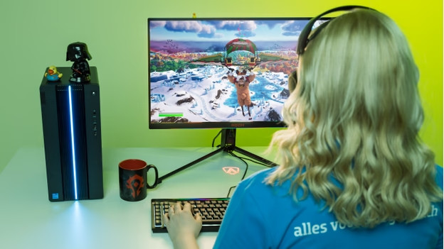 Coolblue'er met die Fortnite speelt met een gaming headset op 